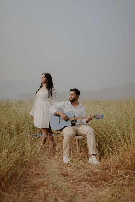 Guitar pre-wedding in golden fields